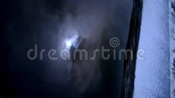 月亮在水中倒影瀑布的顶部从大坝山泰山视频的预览图