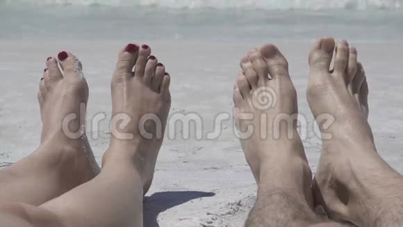 海滩放松脚的景色4分之3视频的预览图