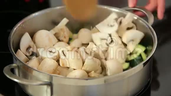 用香瓜煮蔬菜汤视频的预览图
