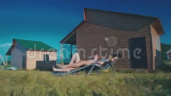 恋爱中的情侣在他家的后院视频的预览图
