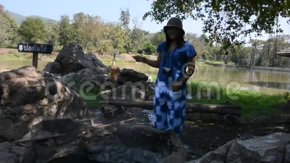 泰国女游客在温泉煮鸡蛋视频的预览图