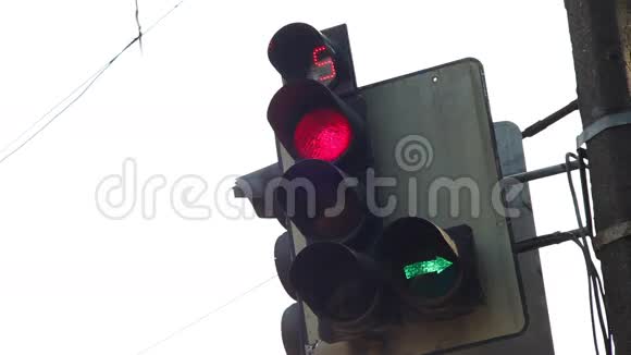 十字路口的红绿灯视频的预览图