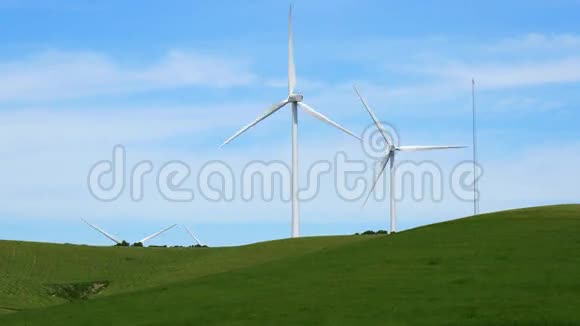 风力发电机在现场发电风电场4K视频的预览图