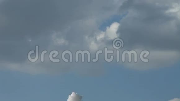 高水喷泉蓝天与云水渗入天空视频的预览图