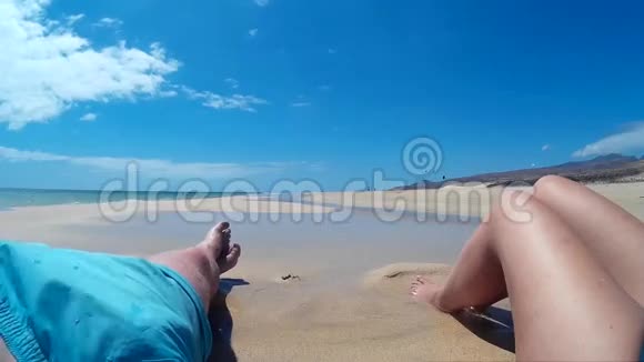 两人在Fuerteventura海滩上放松西班牙加那利群岛视频的预览图