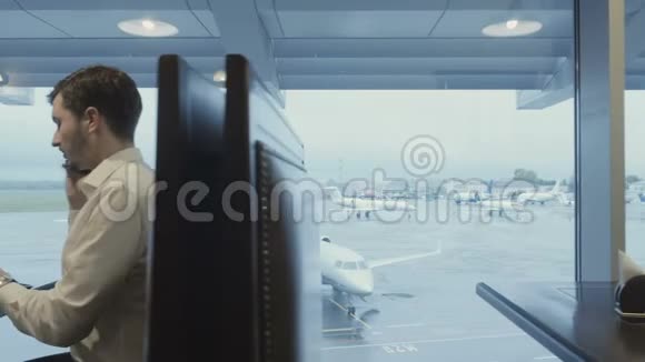 商人在机场大厅打电话视频的预览图
