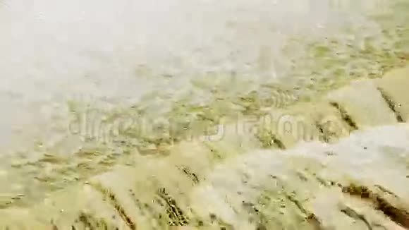 滔滔瀑布和纺锤水流沙泥视频的预览图