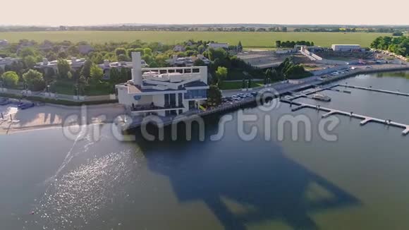 湖上活动的现代化建筑美丽的空中景色视频的预览图