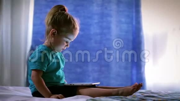 可爱的女婴使用平板电脑触摸手指视频的预览图
