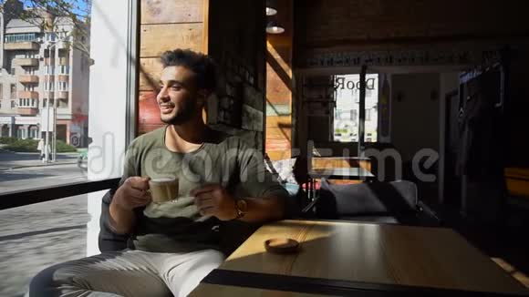 记者在午餐时间喝咖啡慢动作视频的预览图