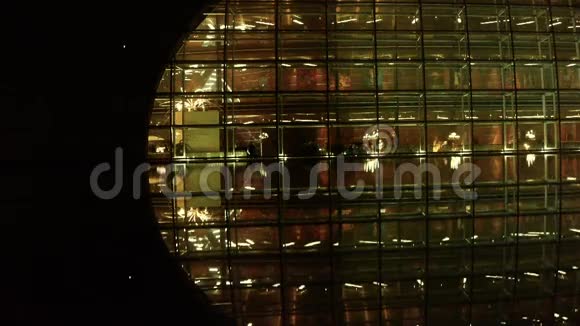 晚上游客游览北景中国国家大剧院玻璃房视频的预览图