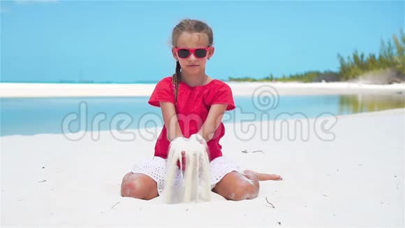 女孩在热带海滩玩美丽的白沙视频的预览图