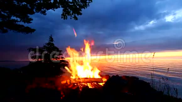 大湖区营地火灾视频的预览图