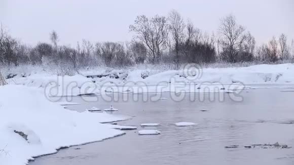 冬天有雪的河流黎明时的河流从水中蒸发寒冷的冬天水在冬天没有结冰视频的预览图