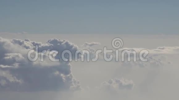 白色帕菲云从照片飞机上用开着的窗户拍摄没有塑料只有相机和天空视频的预览图