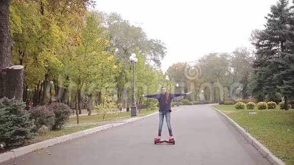 一个十几岁的女孩正在骑电子滑板车女孩在陀螺仪上跳舞视频的预览图