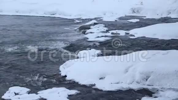 冬天有雪的河流黎明时的河流从水中蒸发寒冷的冬天水在冬天没有结冰视频的预览图