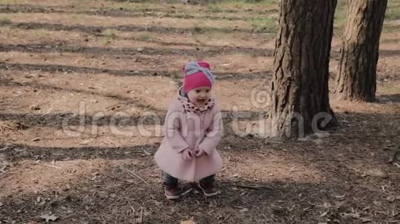 美丽的小女孩独自走在森林里视频的预览图