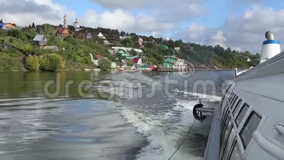 摩托艇和伏尔加河上的一个小村庄视频的预览图