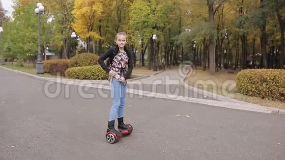 一个十几岁的女孩正在骑电子滑板车女孩在陀螺仪上跳舞视频的预览图