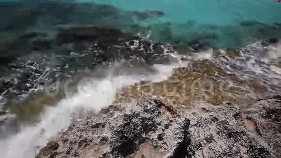 蔚蓝的大海一片虫族的海洋在海岸线的背景下海浪拍打着岩石海岸视频的预览图