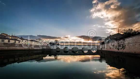 里米尼蒂贝里乌斯桥上夕阳西下城市景观视频的预览图