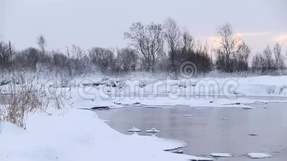 冬天有雪的河流黎明时的河流从水中蒸发寒冷的冬天水在冬天没有结冰视频的预览图
