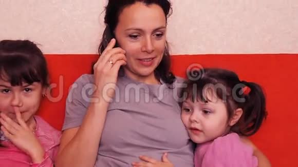 妈妈和女儿在手机上聊天幸福的家人在手机上聊天视频的预览图