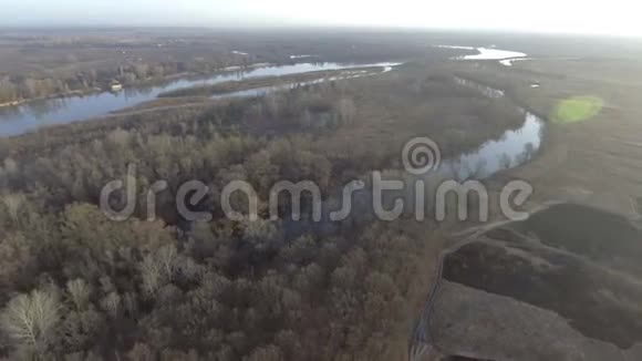 飞越美丽的江森林空中摄影机拍摄视频的预览图