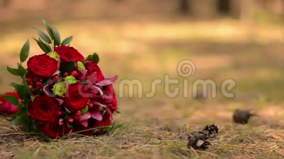 红玫瑰做的花束视频的预览图