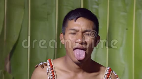一个成年男人伸出舌头眨眼视频的预览图