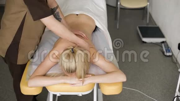 物理治疗师在医务处为病人做颈部按摩视频的预览图