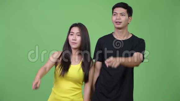 年轻的亚洲夫妇一起笑视频的预览图