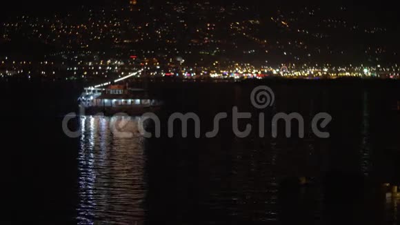 旅游船沿着夜城航行视频的预览图