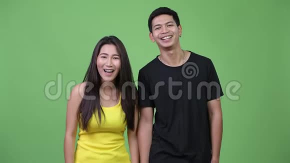 年轻的亚洲夫妇一起笑视频的预览图