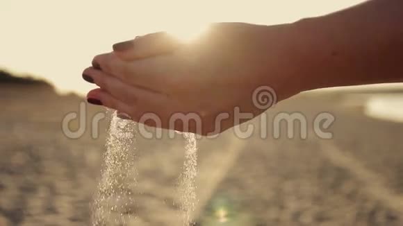 太阳落山时雌性的双手沙视频的预览图