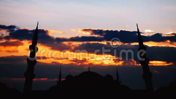 土耳其伊斯坦布尔著名的Sultanahmet或蓝色清真寺日落时分视频的预览图