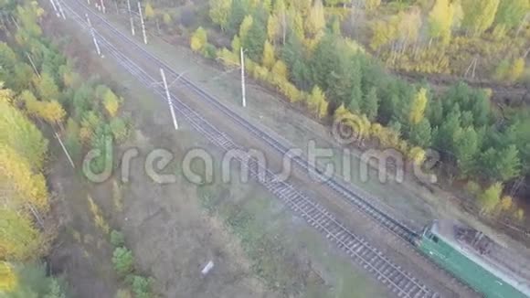 火车穿过地平线上的秋天森林你可以看到这座城市视频的预览图