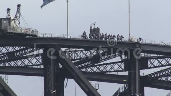 人们走在悉尼港大桥上视频的预览图