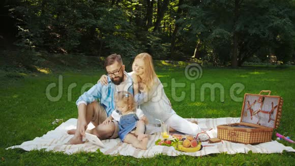 一家人在户外野餐视频的预览图