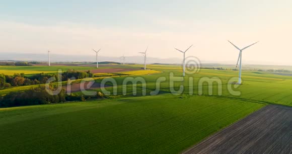 农业用风力涡轮机俯瞰夏季乡村视频的预览图