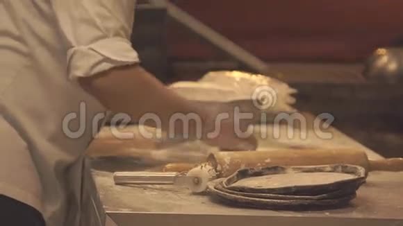 厨师准备披萨薄面团把面团卷起来餐厅的厨房视频的预览图
