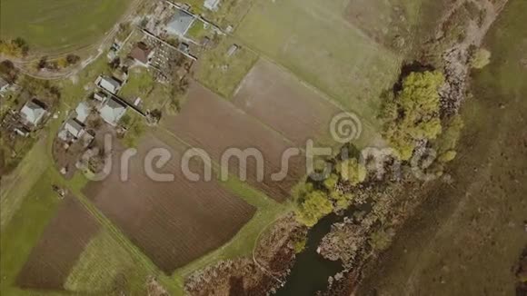 春天村庄的土地空中观景视频的预览图