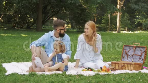 一家人在户外野餐视频的预览图