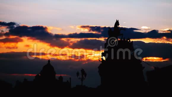 俄罗斯圣彼得堡市历史中心美丽的日落时间视频的预览图
