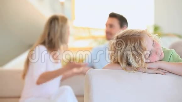 伤心的金发男孩听到父母争吵视频的预览图