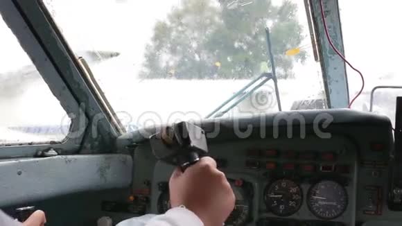 女手操作飞机特写视频的预览图