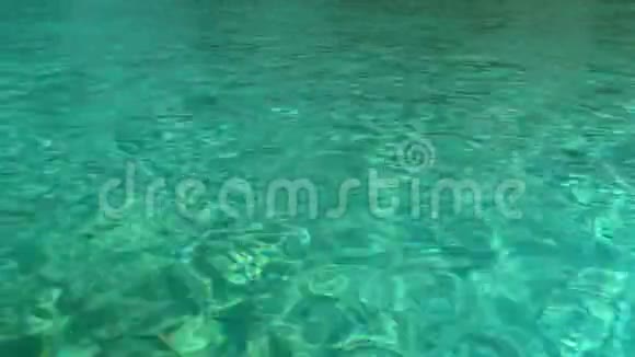 泳池里的水阳光反射海浪视频的预览图