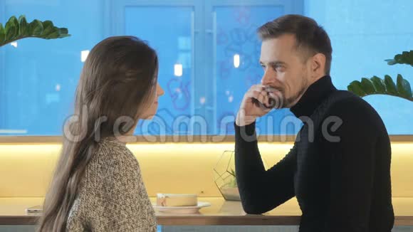 一对漂亮的情侣在咖啡馆里约会视频的预览图