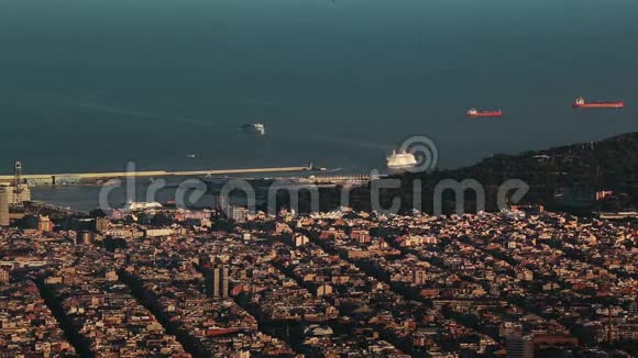 一艘渡船到达巴塞罗那港时光流逝视频的预览图